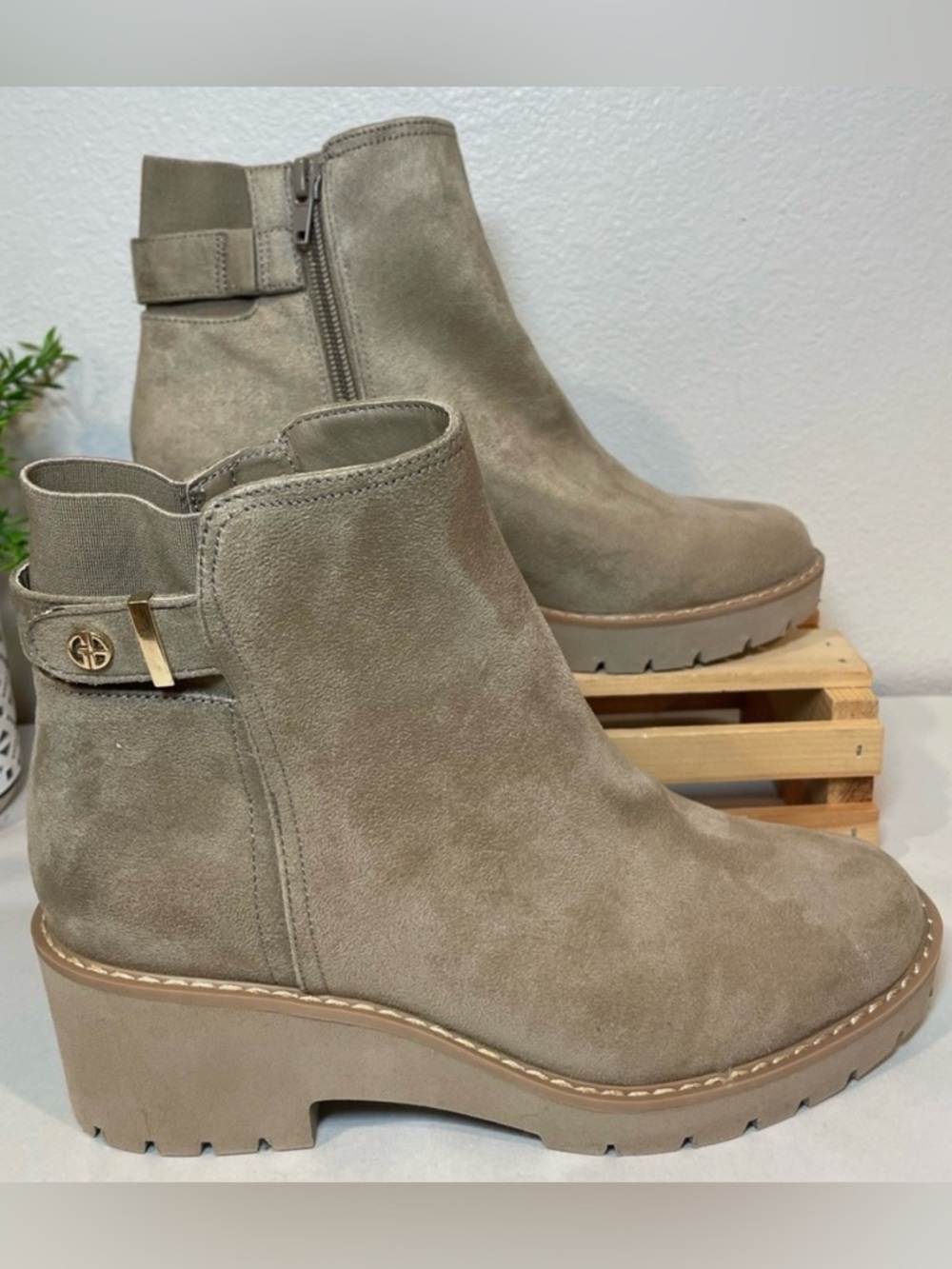Giani Bernini “Vedaa” Chunky Tan Ankle Booties Gold Side Buckle Decal Logo | NWT